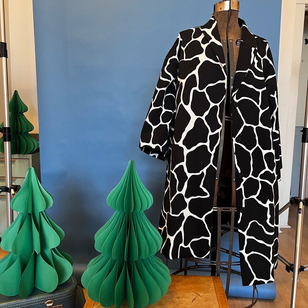 Stylish Black and White Women's Coat lord & taylor size 16